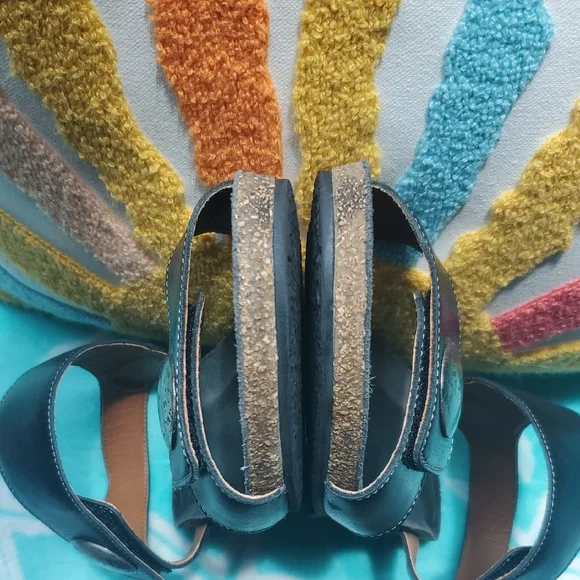 Taos Carousel 2 Black Modern Comfort Sandals - Picture 10 of 11